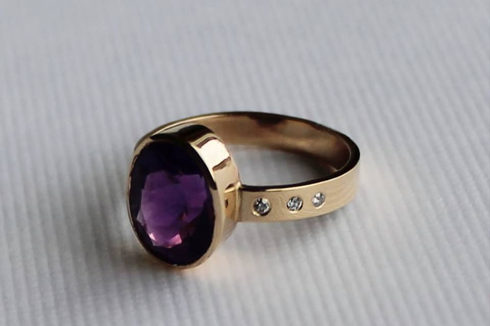 Amethyst and diamond gold ring