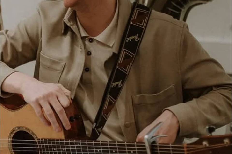Guitar vocalist