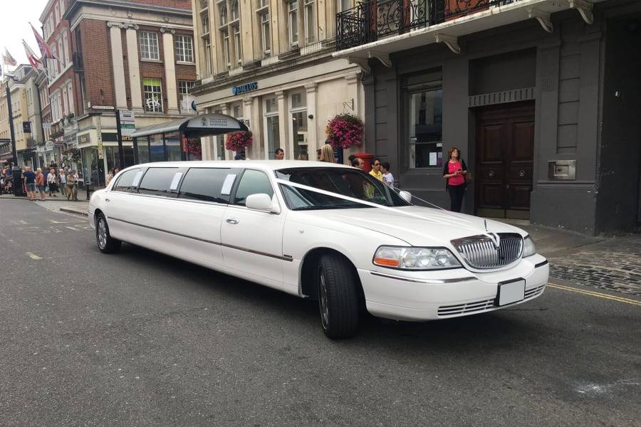 LINCOLN TOWN CAR LIMOS HIRE