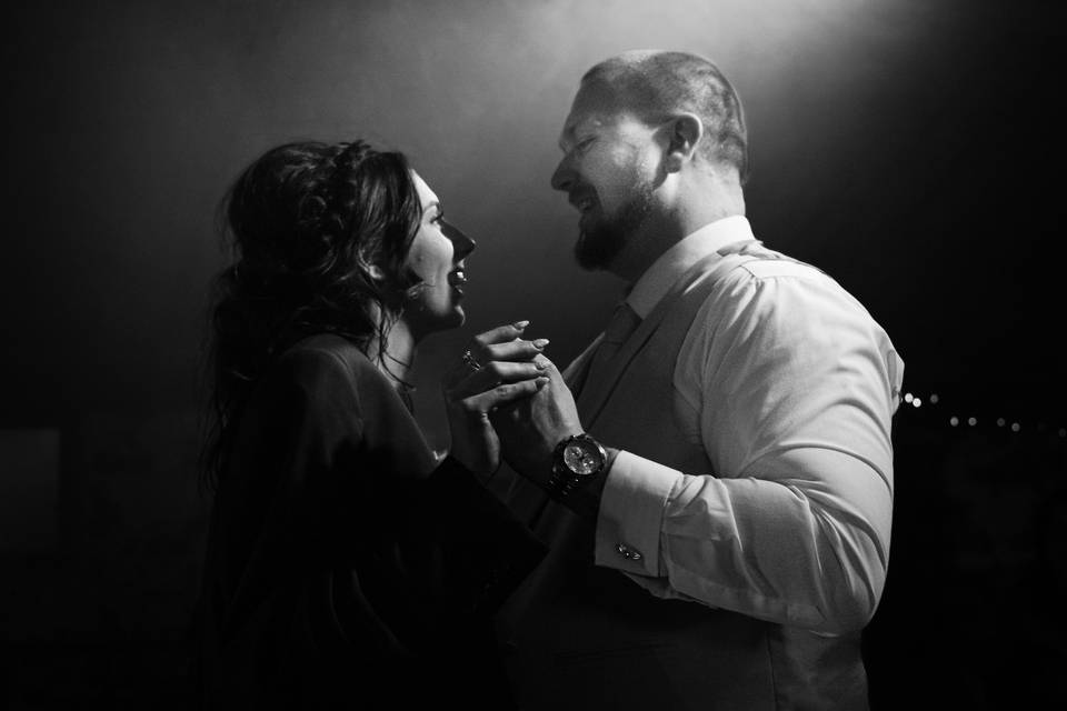 B&W first dance with intimate