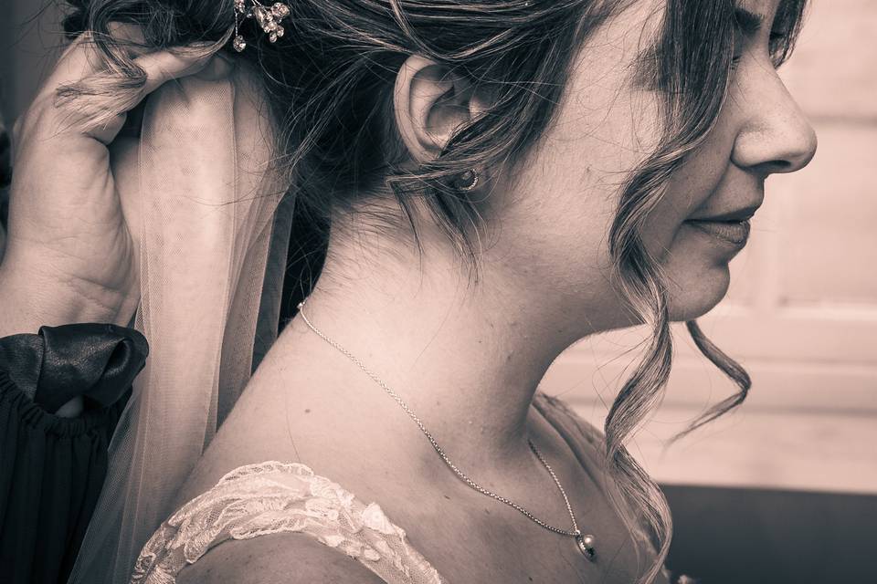 Bride getting her viel put in