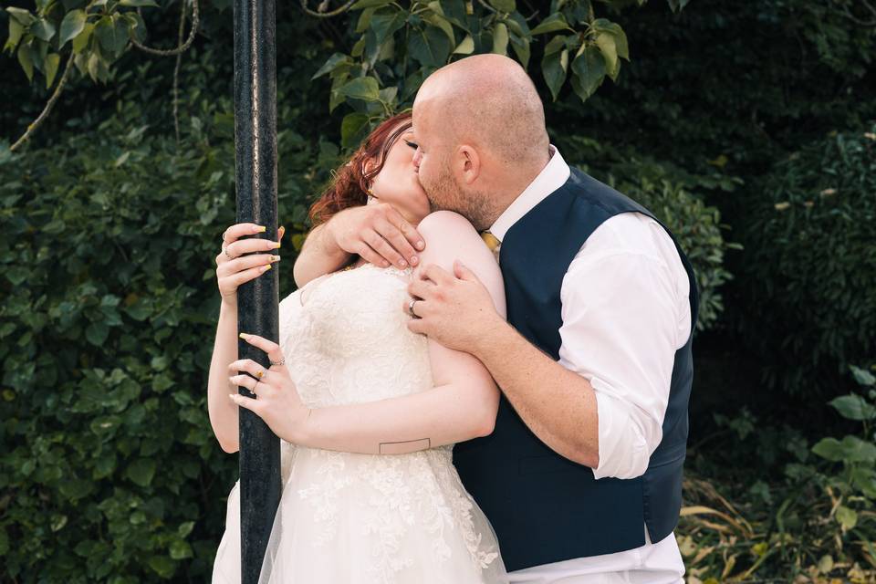 Lamppost kiss anyone?