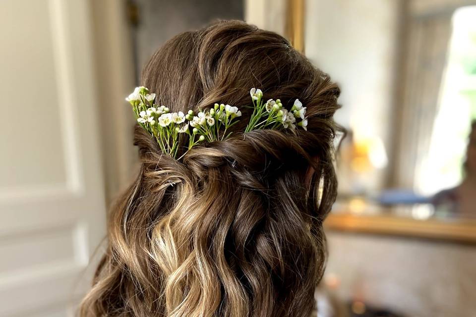 Loose waves with flowers