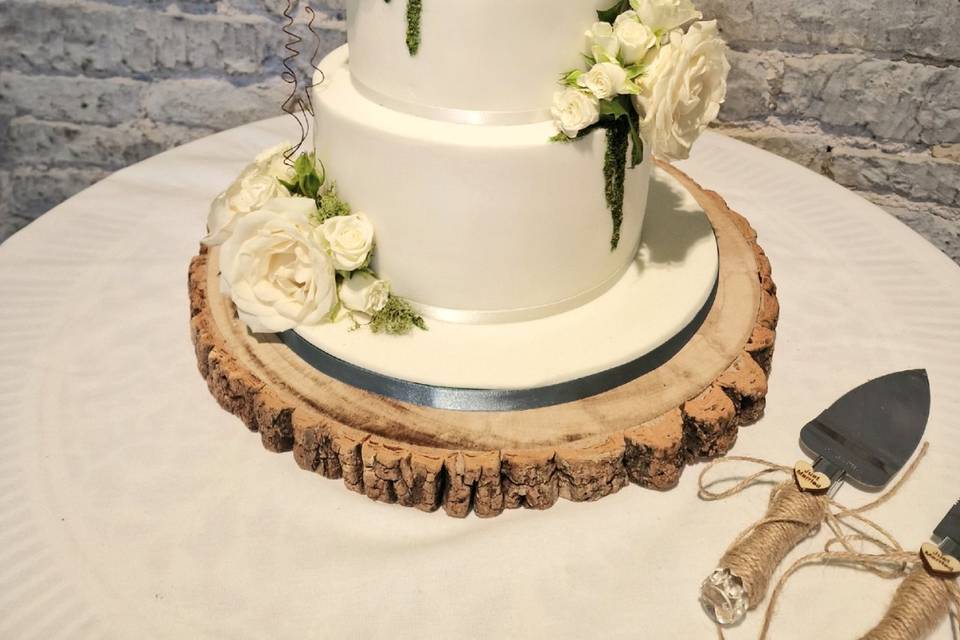 White roses and green decor on cake