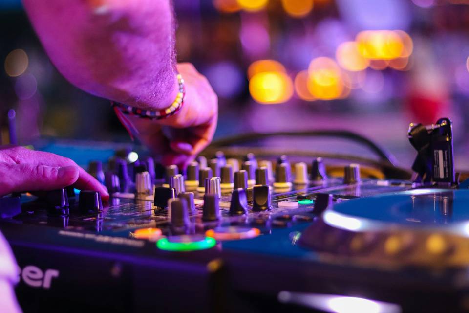 DJ Lewie Ft.