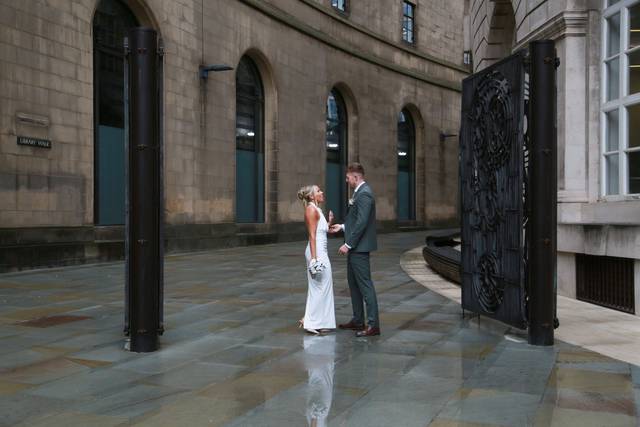 Newlyweds in the city