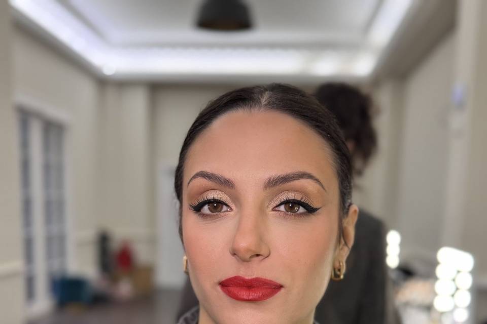 Classic glam red lips