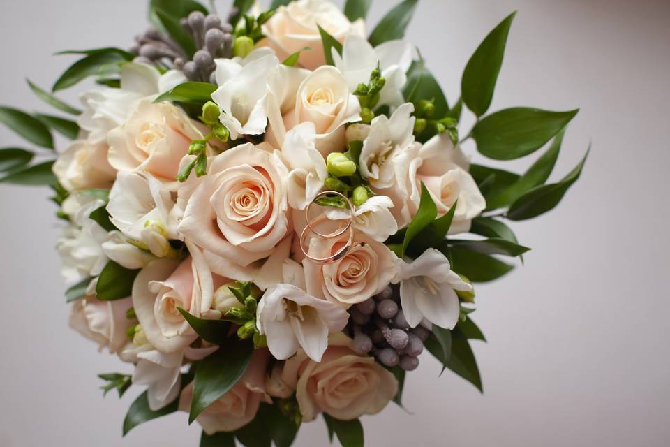 Champagne rose posy