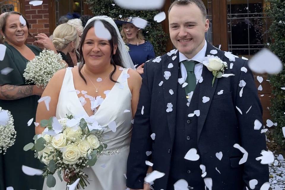 The way the confetti falls 🤍