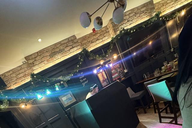 Pubs bars & club djs