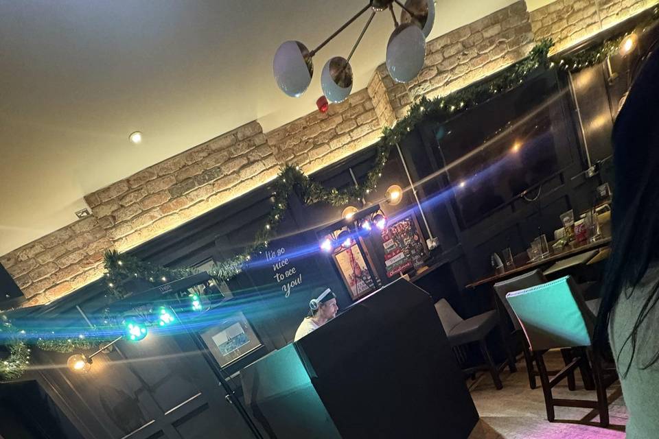 Pubs bars & club djs