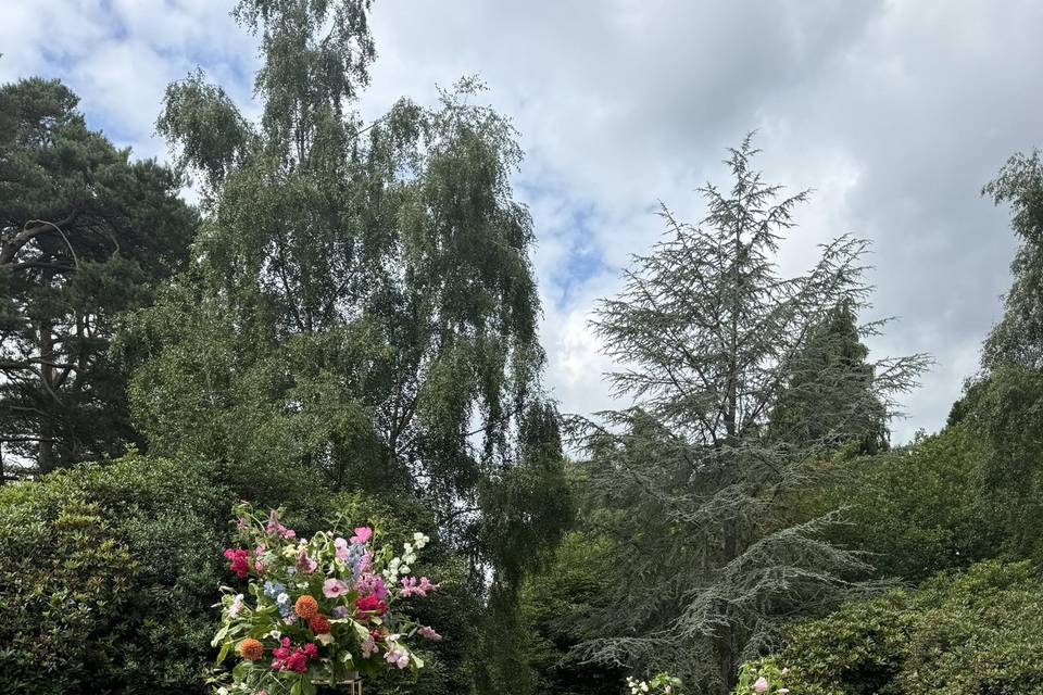 Pedestal meadow display