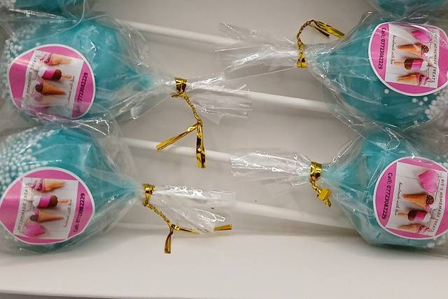 Blue cakepops gift box