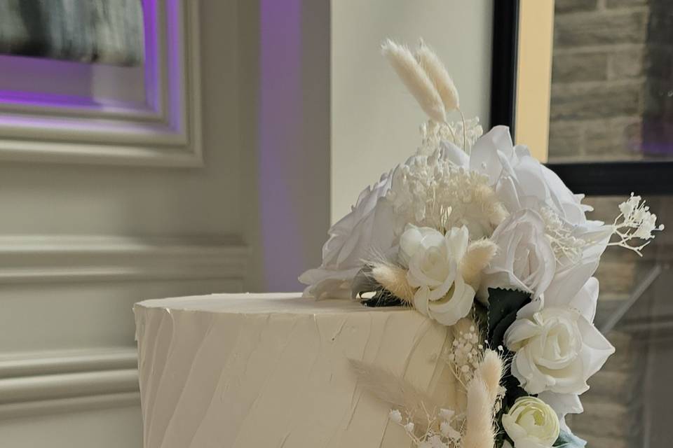 2 tier wedding cake