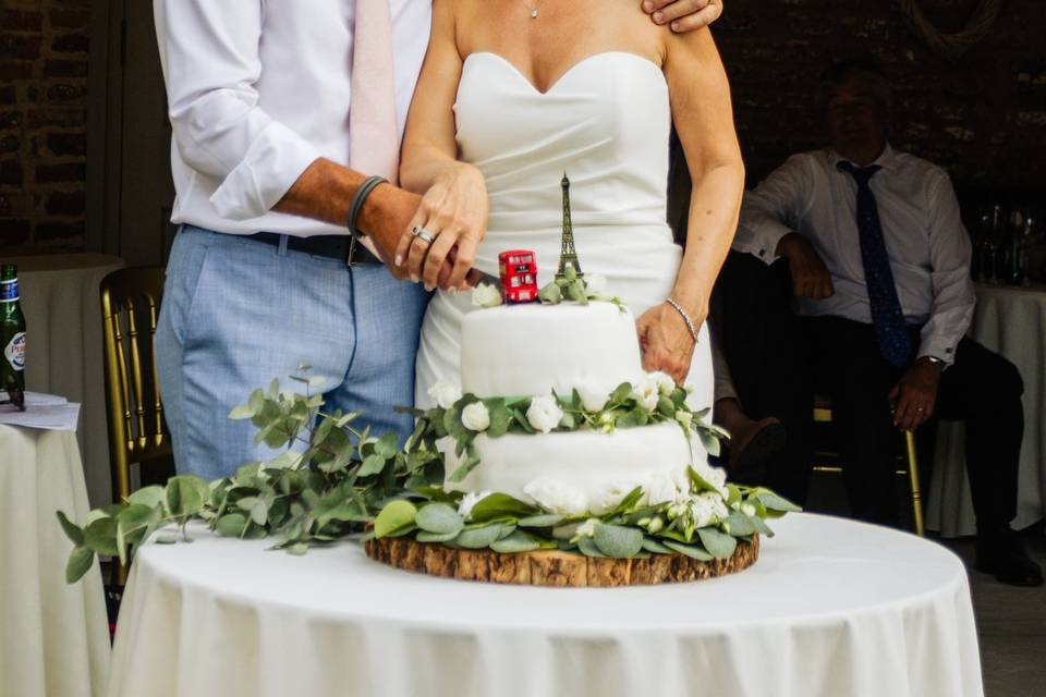 Cutting cake