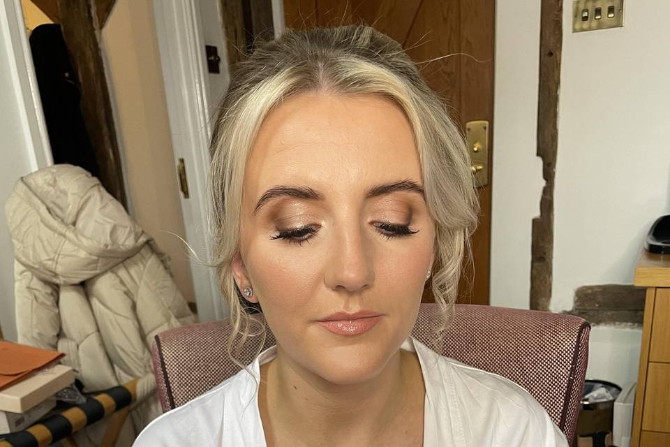 Soft glam bridesmaid