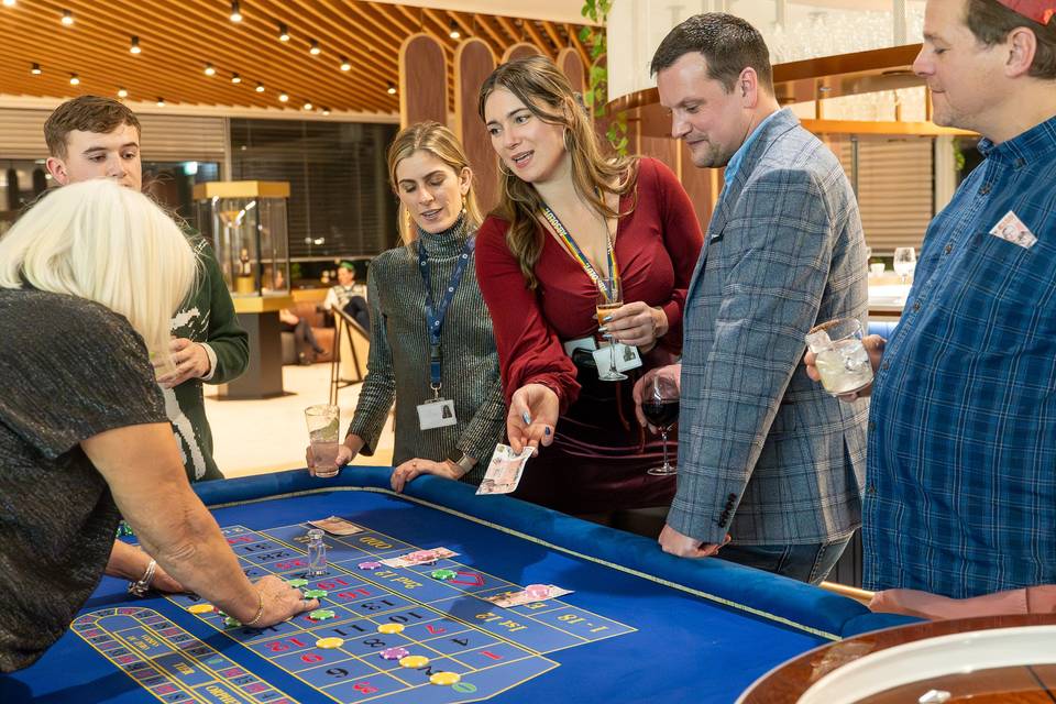 Crowd placing roulette bets