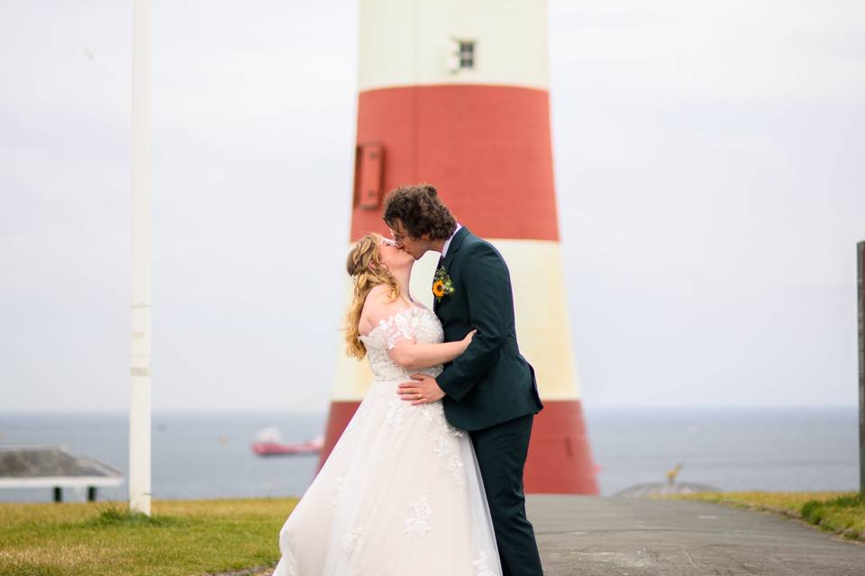 Kiss infront of lighthouse