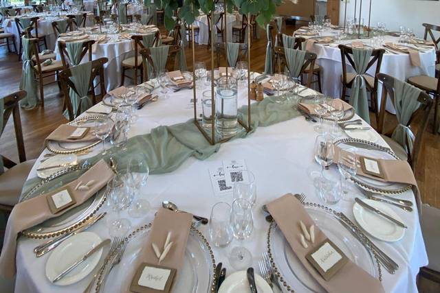 Mythe Barn Wedding Styling.