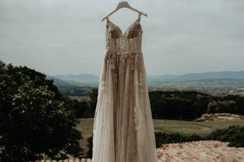 DRESS & VIEW