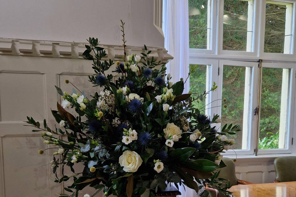 Highley manor Pedestal arrange