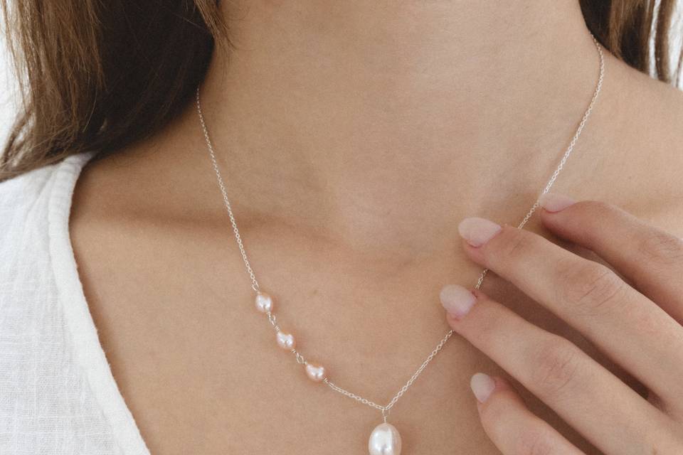 Two tone pearl necklace