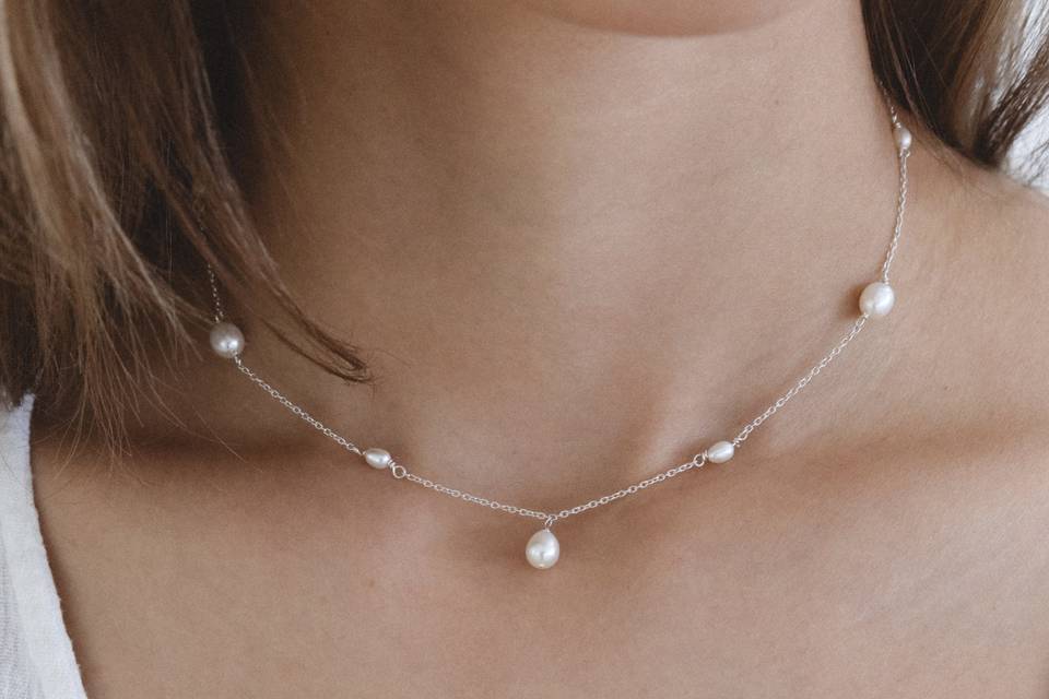 Bridal pearl necklace