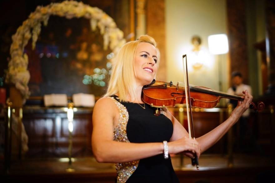 Hayley Pomfrett - Wedding Violinist
