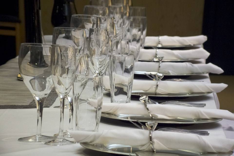 White and Diamond Themed Top Table