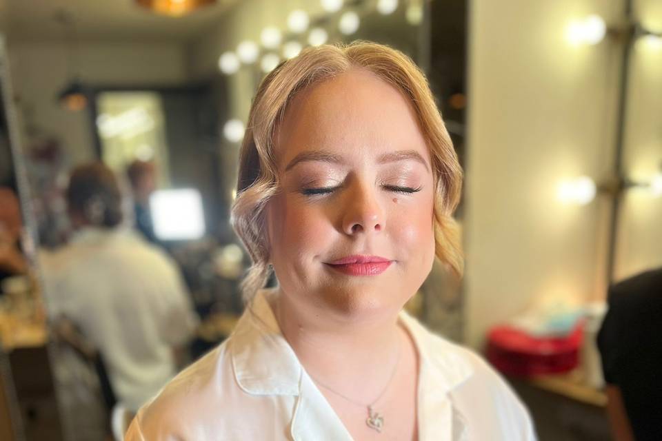 Bride soft glam- pink tones.