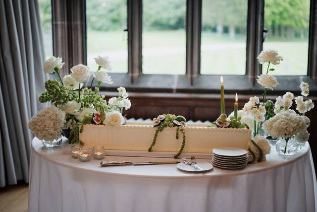 Table runner cake