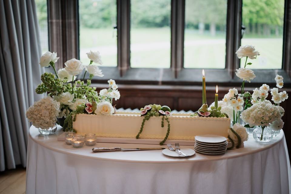 Table runner cake