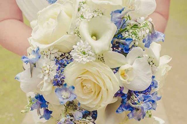 Shower bouquet cream and blue