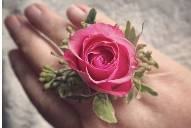 Fresh rose ring with resin