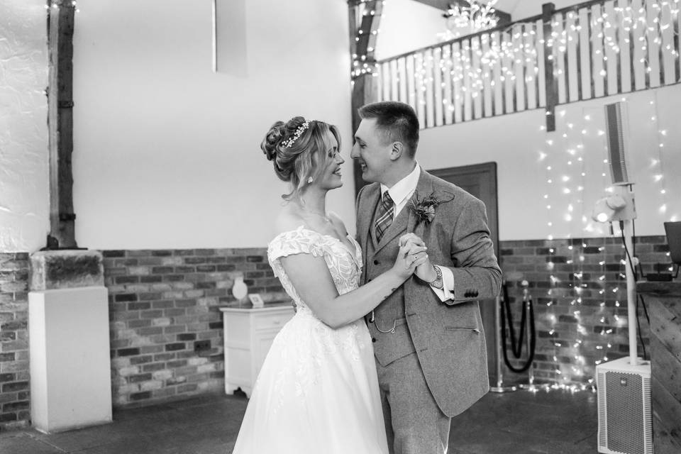 Bride & groom first dance b&w