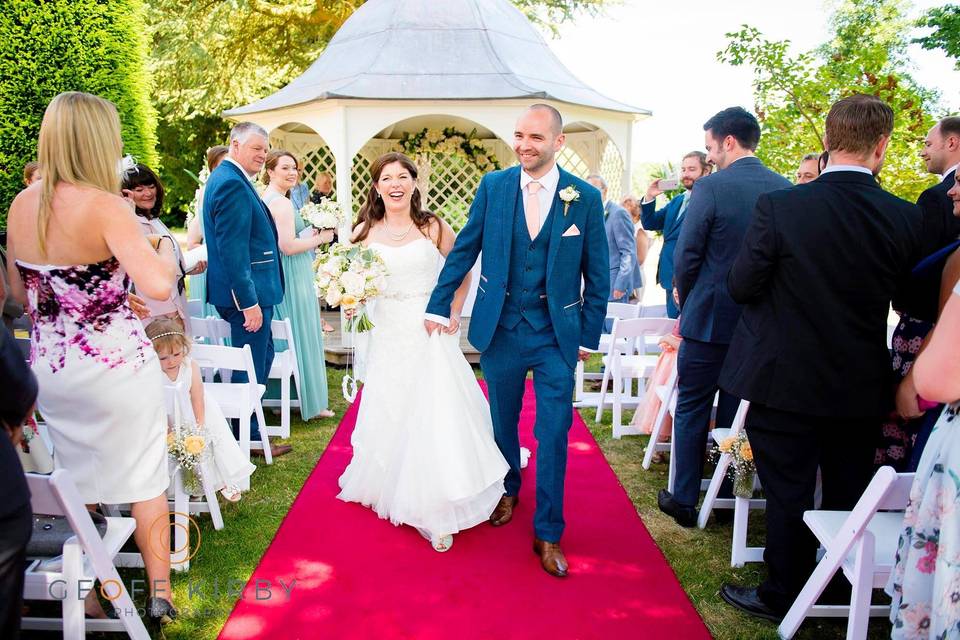 Delighted newlyweds - Geoff Kirby Photography