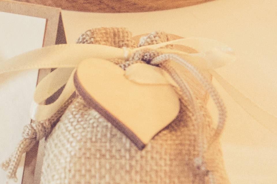 Rustic hessian favours