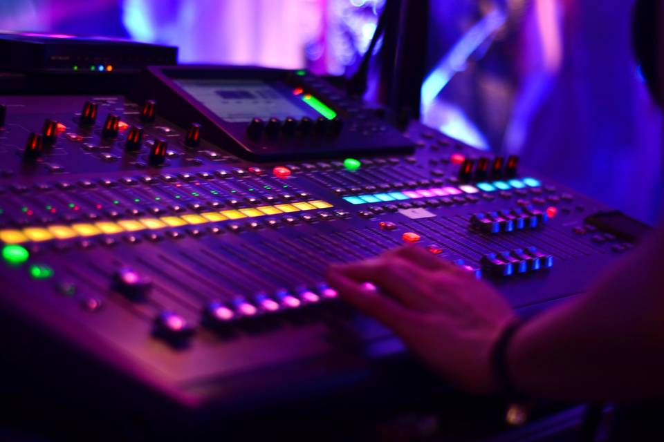 LIVE mixing to set the space