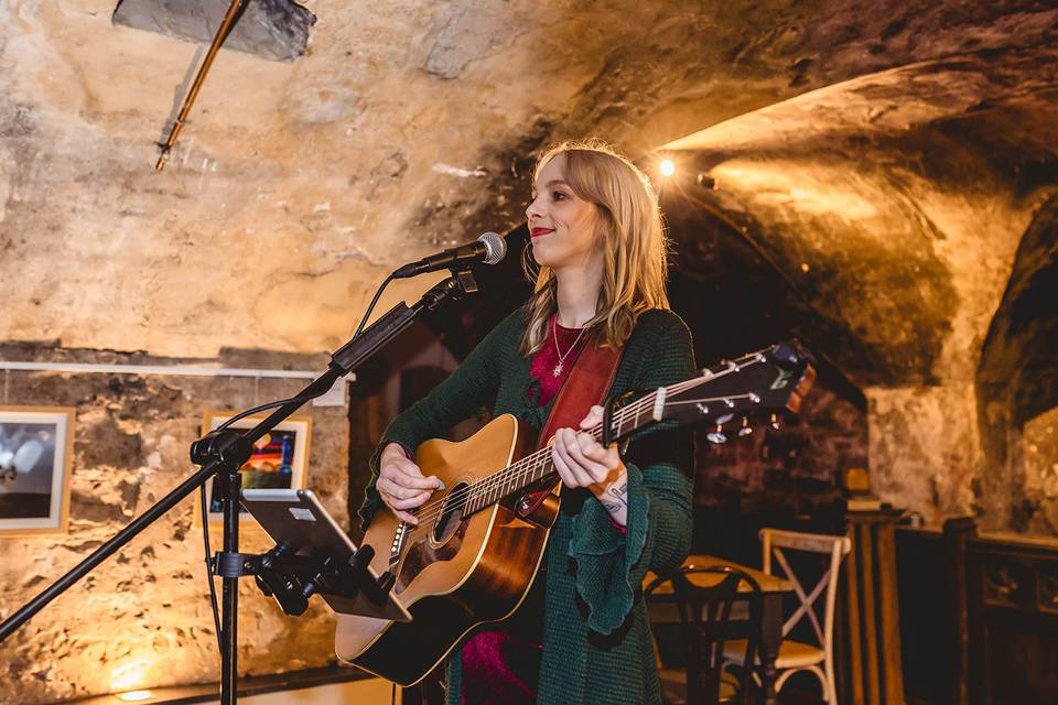 Amelle - Versatile Singing Guitarist