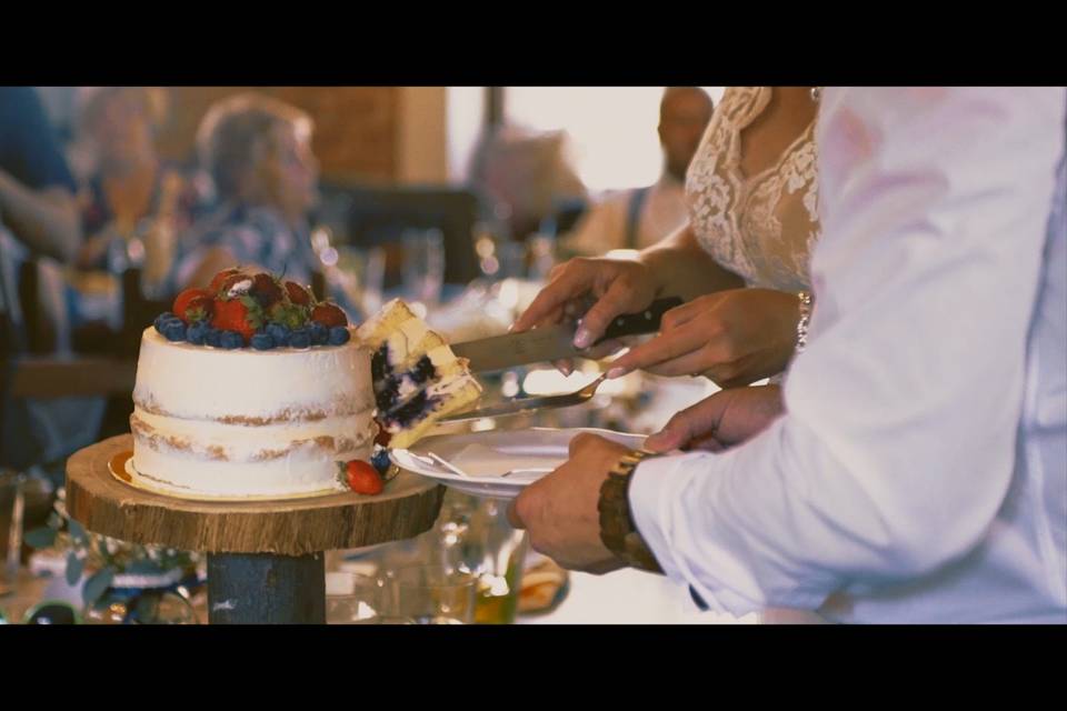 Cutting cake