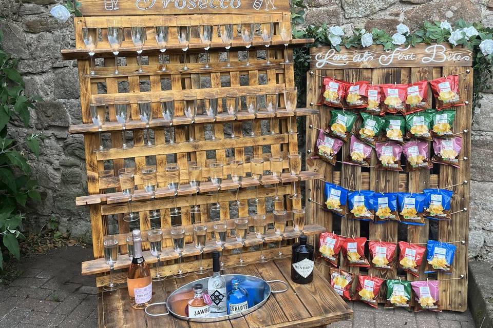 Rustic Prosecco wall and crisp