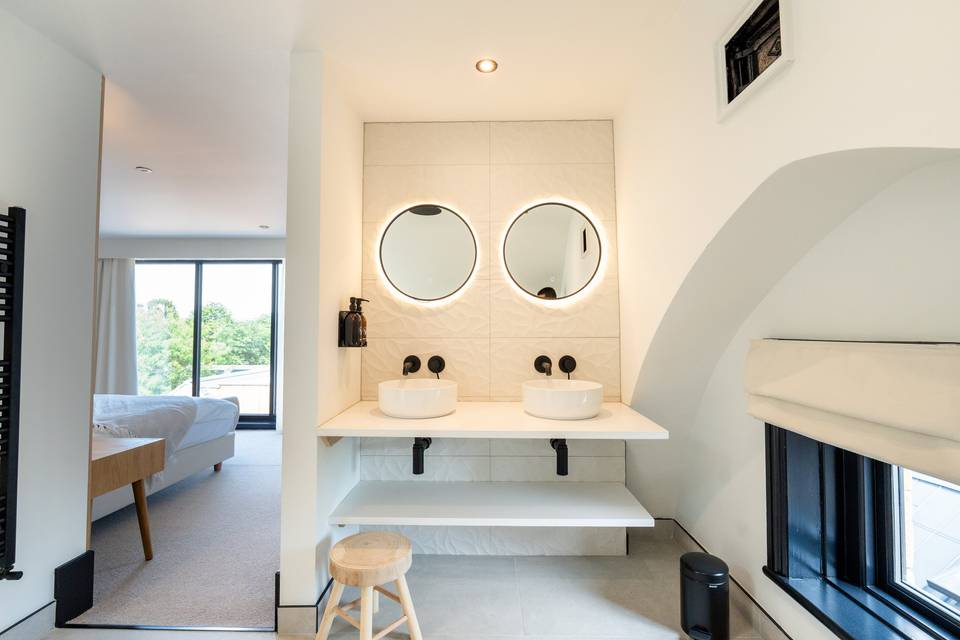 Honeymoon Suite Bathroom