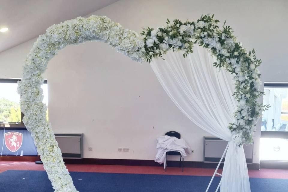 The flower heart arch is a tru