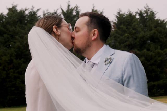 Veil kiss