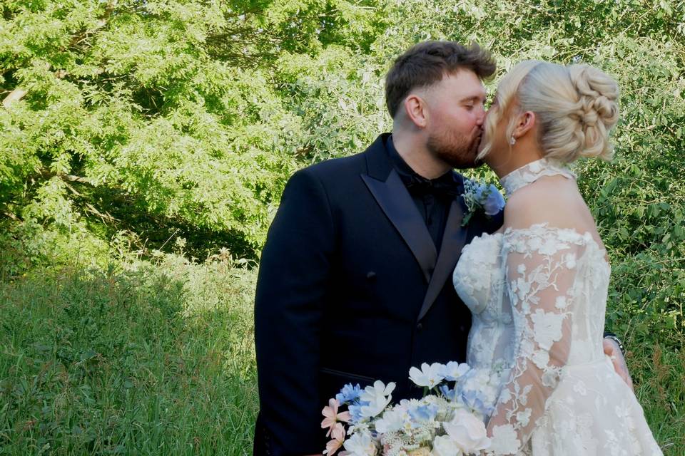 Kiss in the woods
