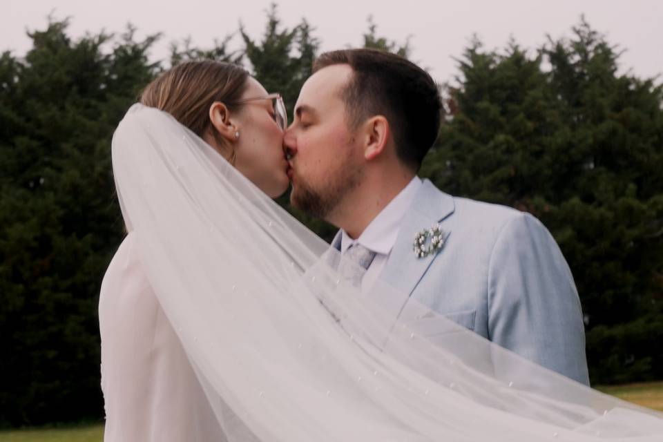 Veil kiss
