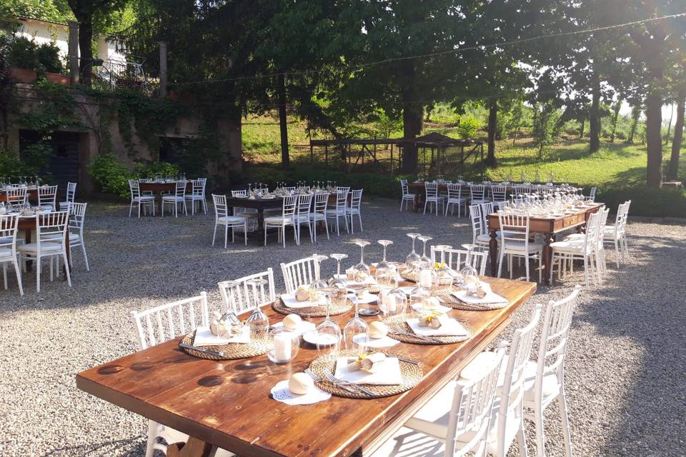 Rectangulartables in courtyard
