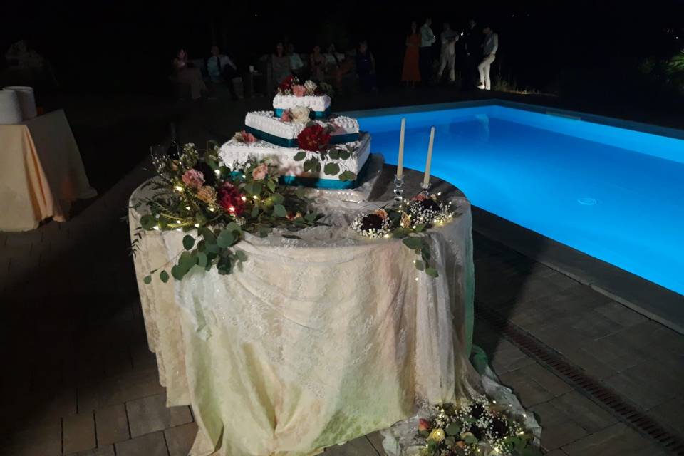 Wedding cake in swimmingpool