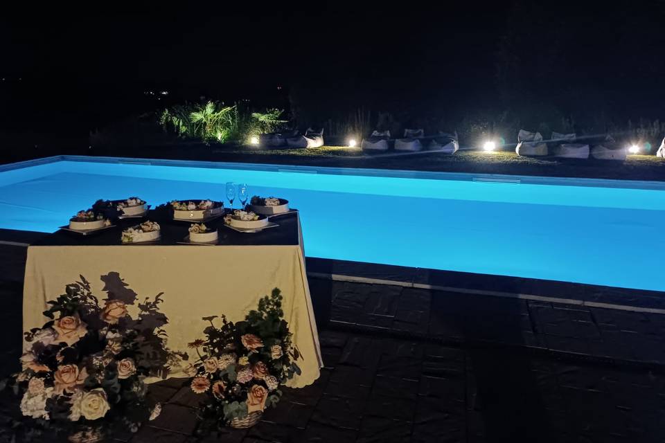 Wedding cake in swimmingpool
