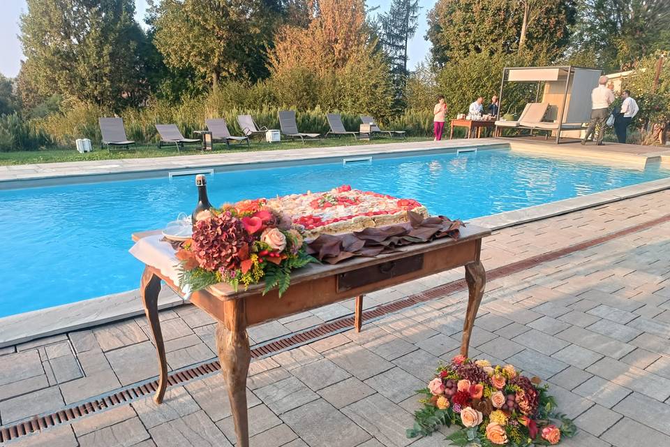 Wedding cake in swimmingpool